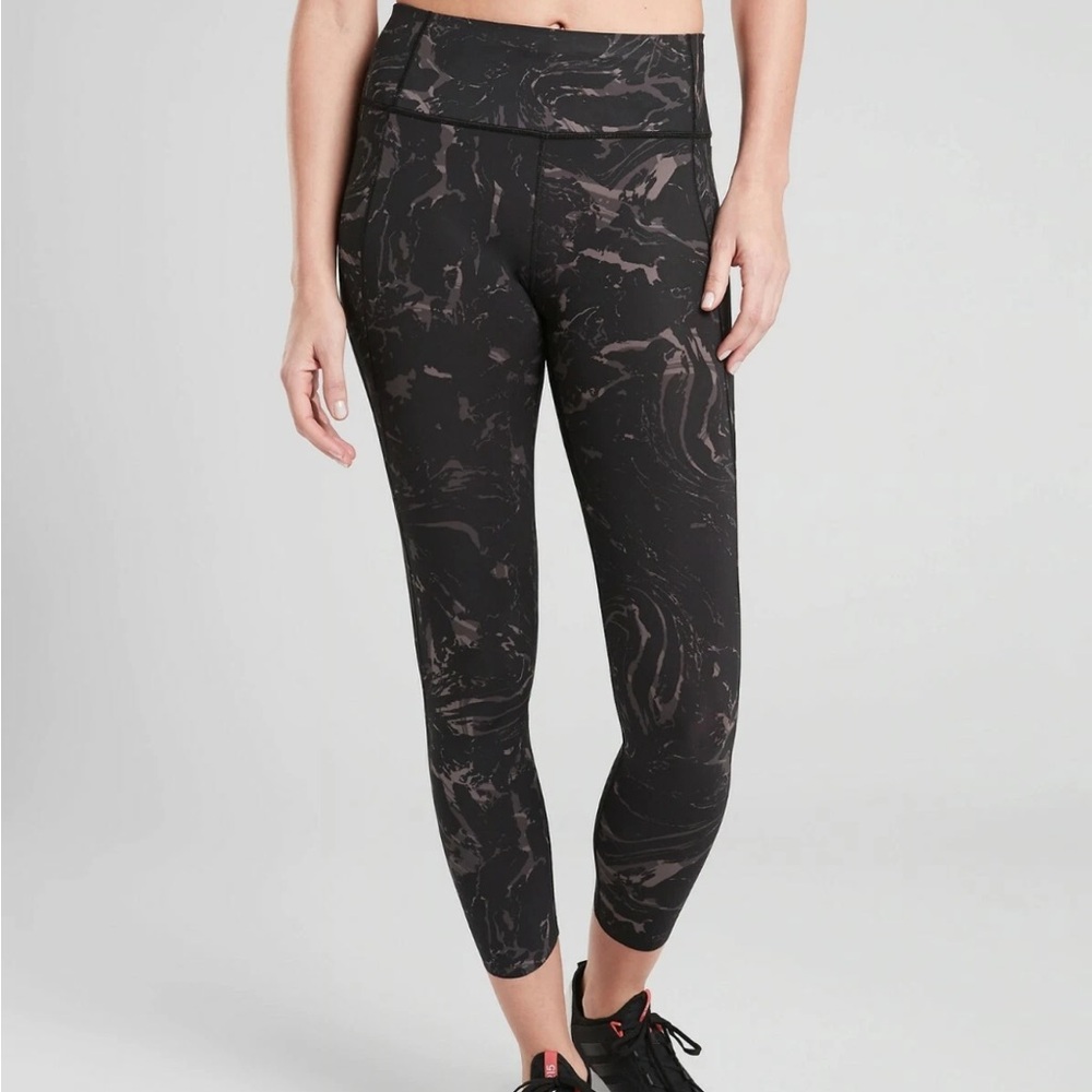 Athleta Velocity Stash Pocket Black Marbled 7/8 Leggings Size XS